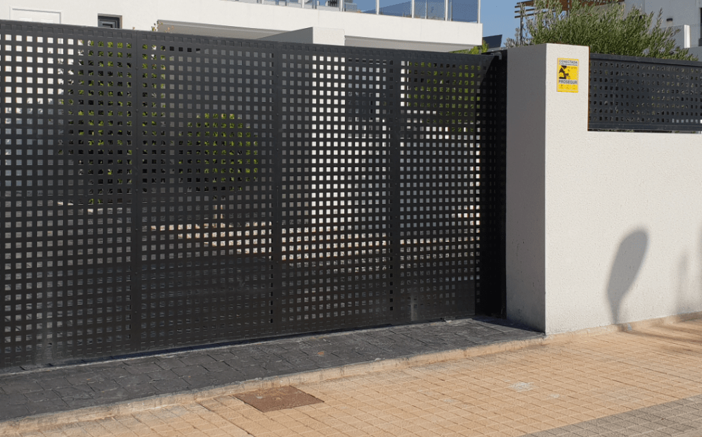 Utilização de gradil em portas e portões metálicos