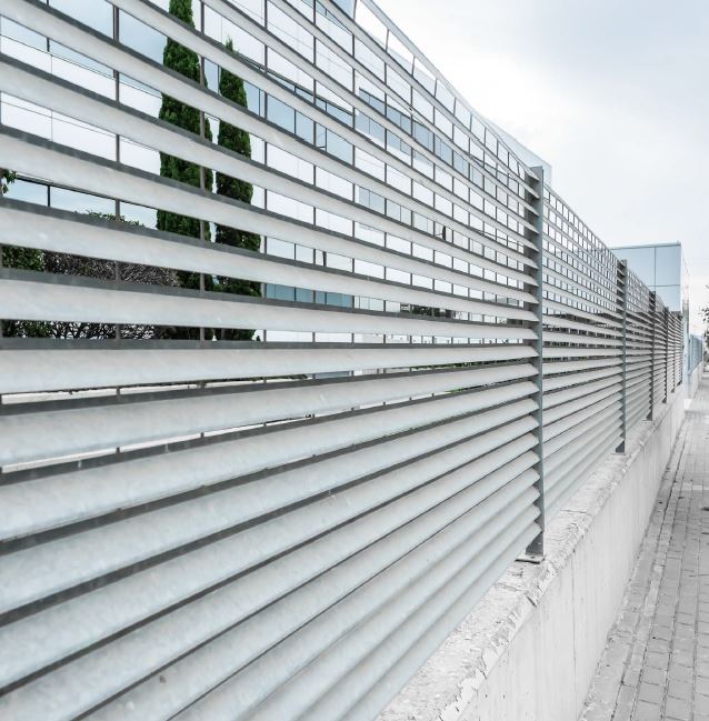 Utilisation de caillebotis sur les portes métalliques